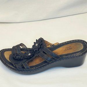 Born Black Leather Slip On Wedges (2 1/2") w/ 3 Flower Detail size 7/38